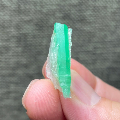 Natürliches Smaragd-Mineralienexemplar + heilende Quarzkristalle und Steine, Felsen, Edelstein