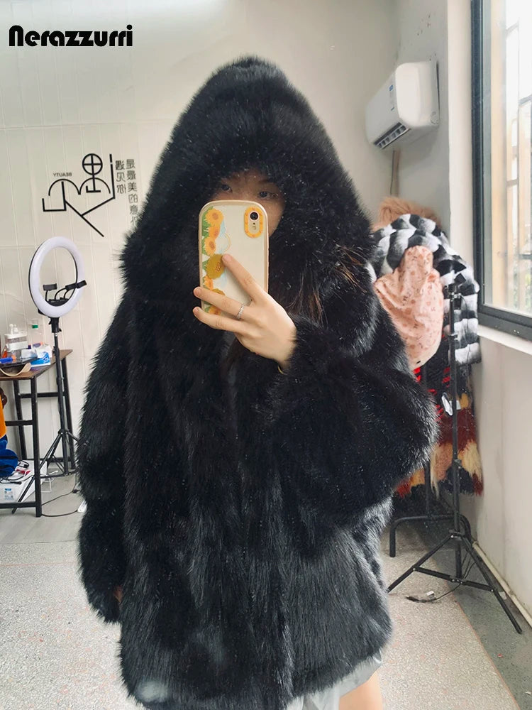 Nerazzurri Herbst Winter Oversized Weiß Schwarz Warmer Zotteliger Kunstpelzmantel Damen mit Kapuze Locker Lässig Flauschige Jacke 2023