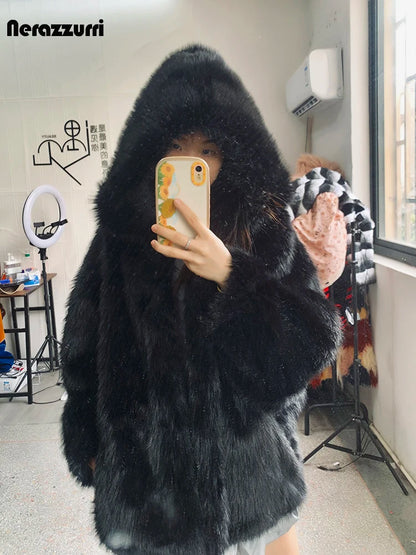 Nerazzurri Herbst Winter Oversized Weiß Schwarz Warmer Zotteliger Kunstpelzmantel Damen mit Kapuze Locker Lässig Flauschige Jacke 2023