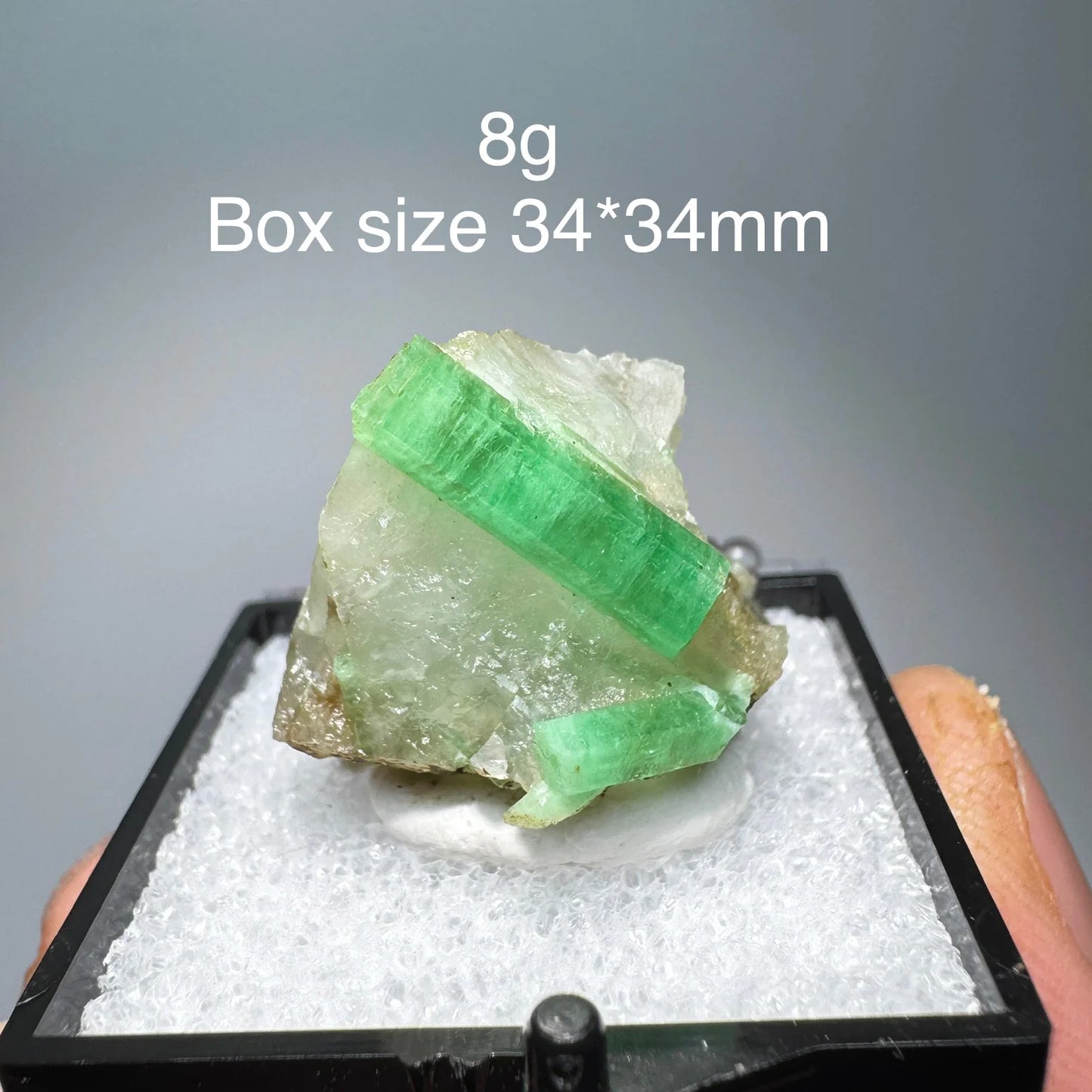 Natürliches Smaragd-Mineralienexemplar + heilende Quarzkristalle und Steine, Felsen, Edelstein