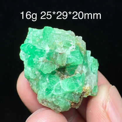 Natürliches Smaragd-Mineralienexemplar + heilende Quarzkristalle und Steine, Felsen, Edelstein