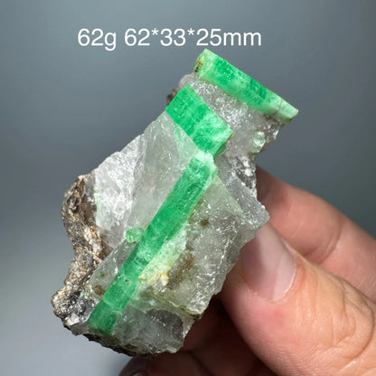 Natürliches Smaragd-Mineralienexemplar + heilende Quarzkristalle und Steine, Felsen, Edelstein