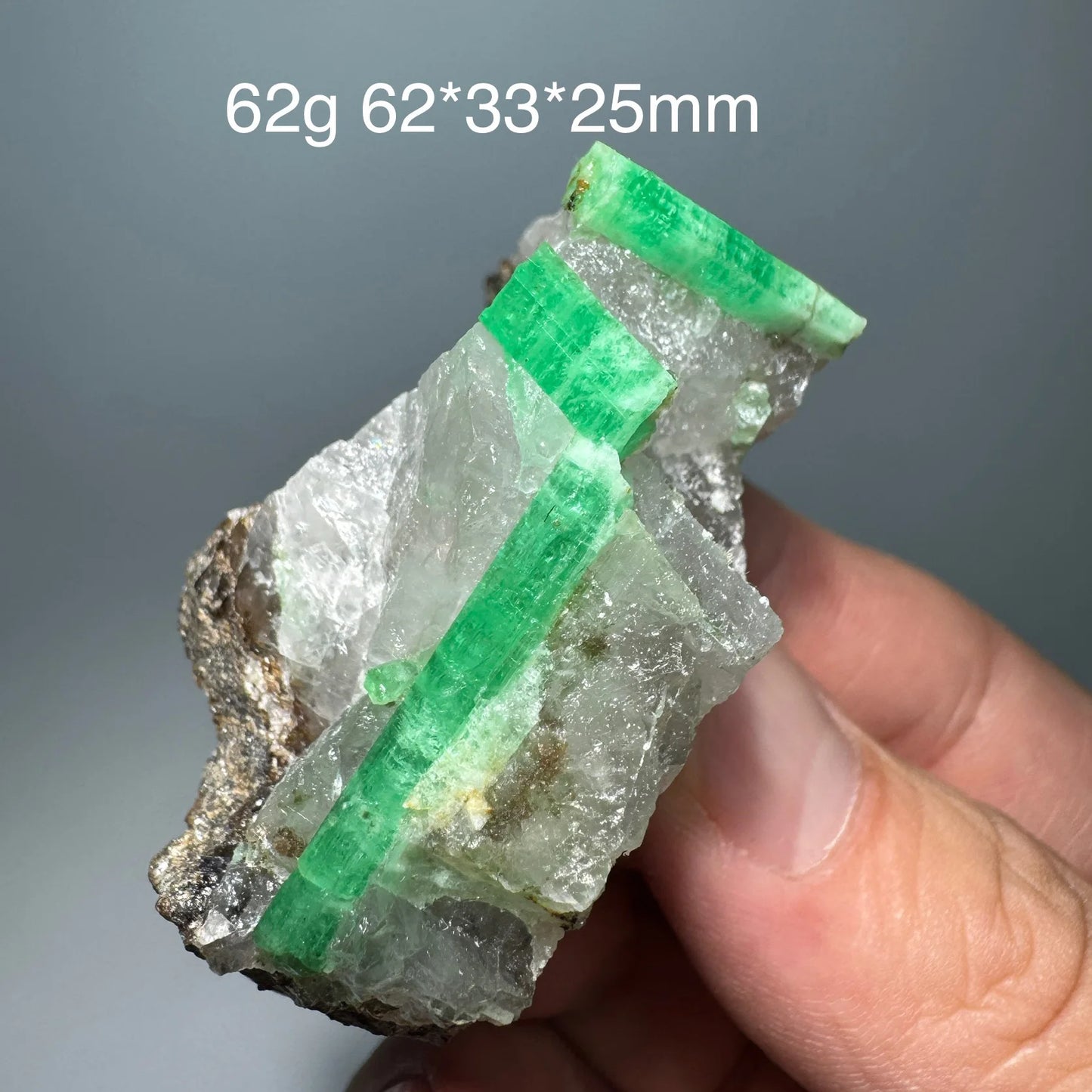 Natürliches Smaragd-Mineralienexemplar + heilende Quarzkristalle und Steine, Felsen, Edelstein