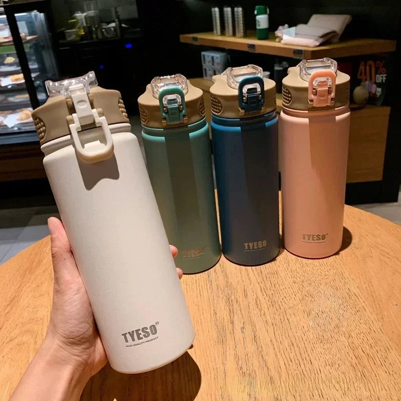 TYESO 600/750ML Thermosflasche mit Strohhalm Edelstahl Auto Thermobecher Sport Wasserflaschen Hält Kalt und Warm Thermobeker
