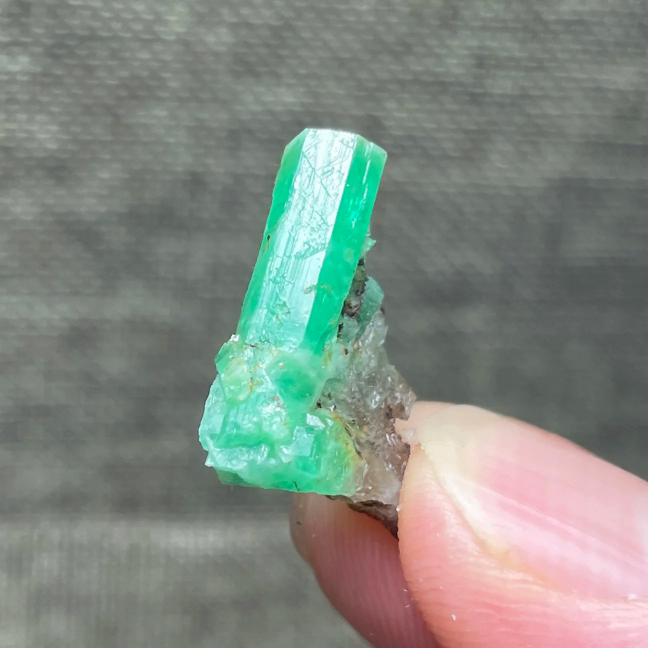 Natürliches Smaragd-Mineralienexemplar + heilende Quarzkristalle und Steine, Felsen, Edelstein