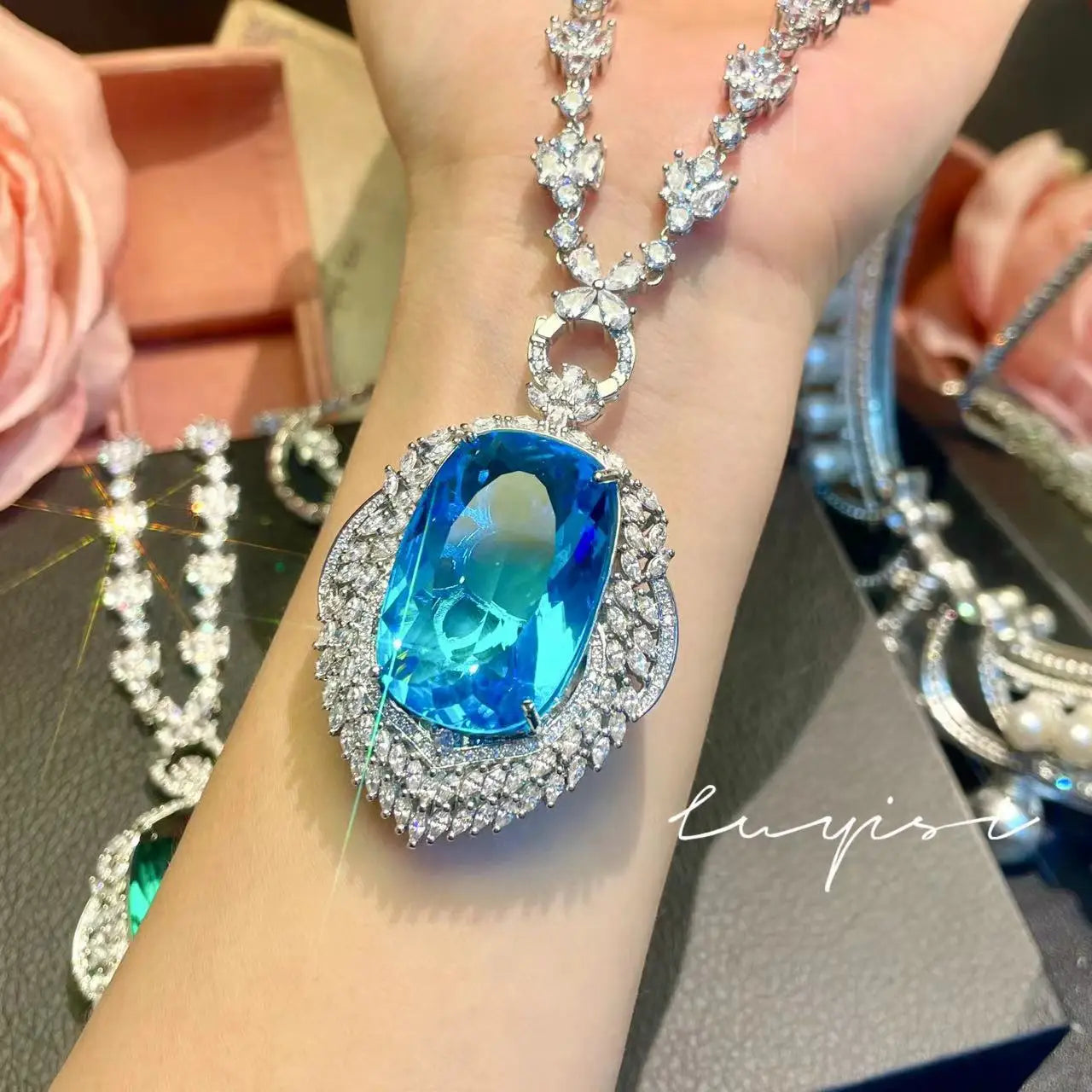 New high-end aquamarine pendant light luxury full of diamonds heavy industry design Fanta color treasure emerald pendant necklac