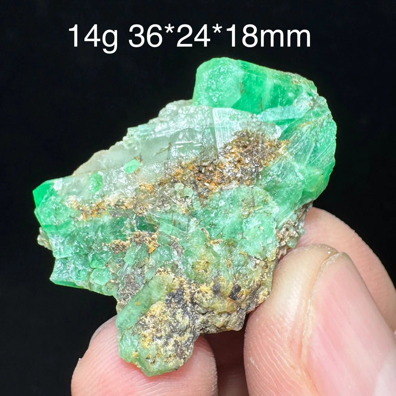 Natürliches Smaragd-Mineralienexemplar + heilende Quarzkristalle und Steine, Felsen, Edelstein