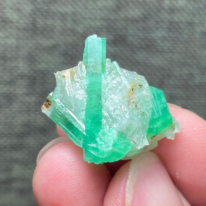 Natürliches Smaragd-Mineralienexemplar + heilende Quarzkristalle und Steine, Felsen, Edelstein