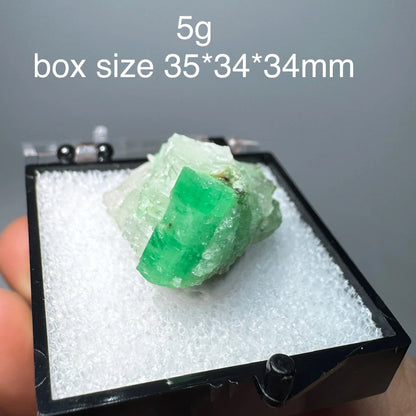 Natürliches Smaragd-Mineralienexemplar + heilende Quarzkristalle und Steine, Felsen, Edelstein