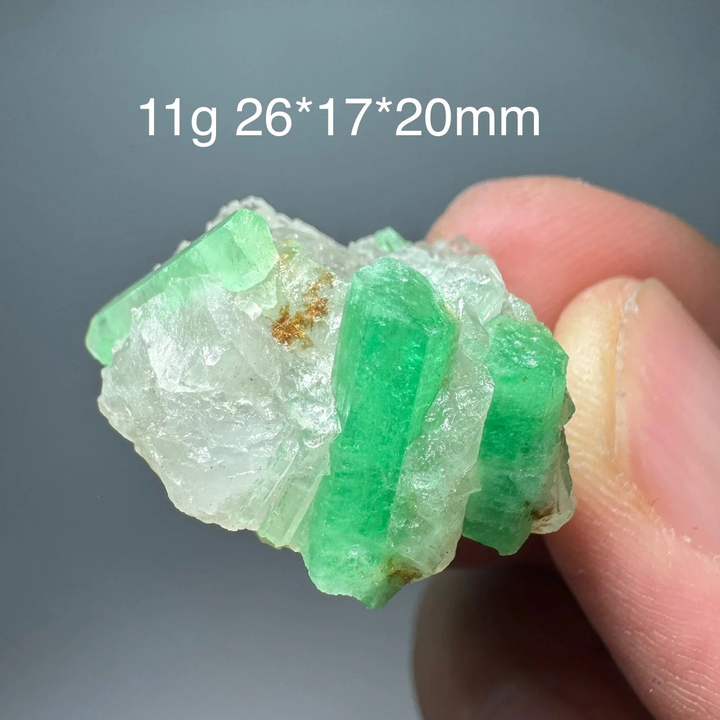 Natürliches Smaragd-Mineralienexemplar + heilende Quarzkristalle und Steine, Felsen, Edelstein