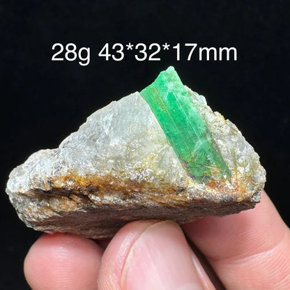 Natürliches Smaragd-Mineralienexemplar + heilende Quarzkristalle und Steine, Felsen, Edelstein