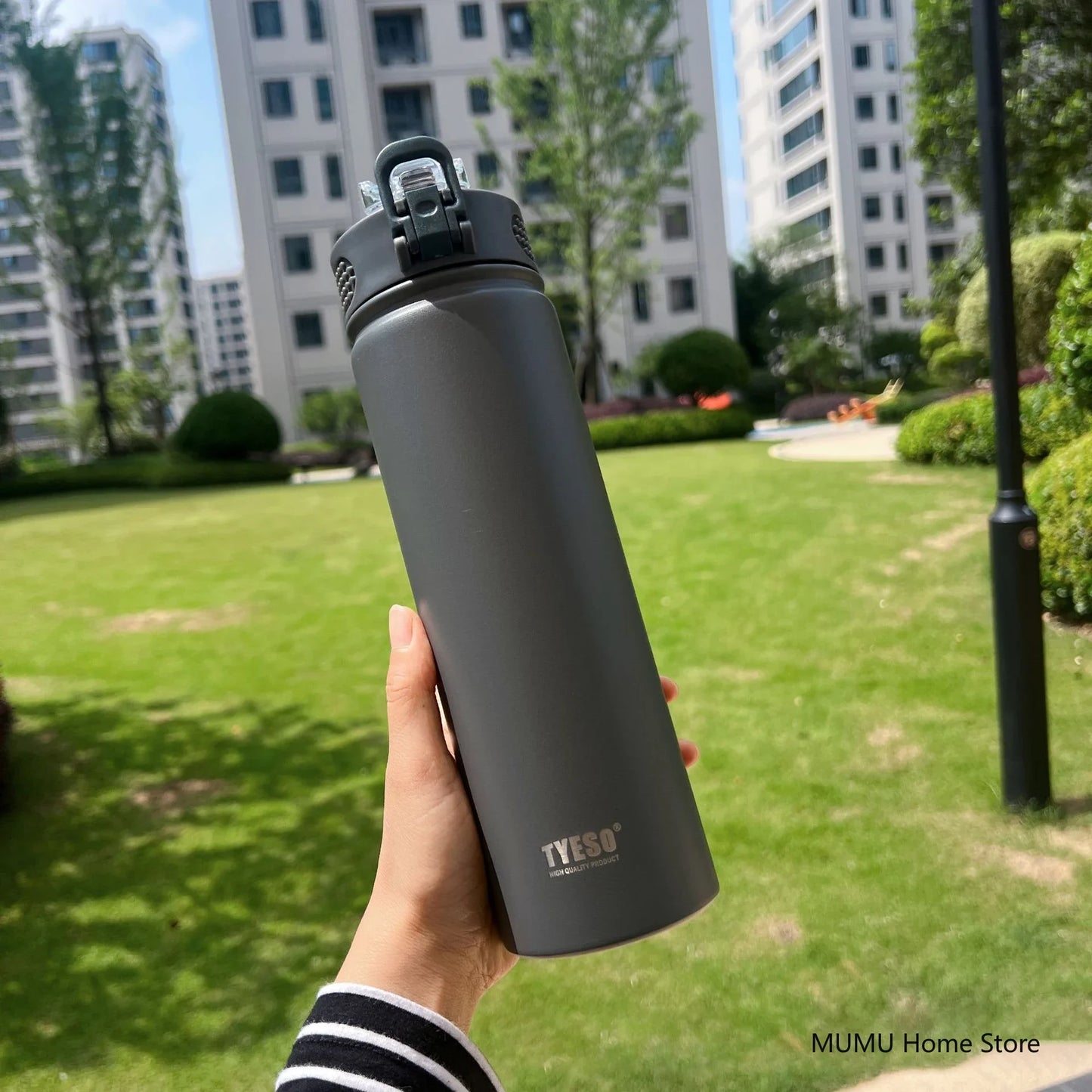 TYESO 600/750ML Thermosflasche mit Strohhalm Edelstahl Auto Thermobecher Sport Wasserflaschen Hält Kalt und Warm Thermobeker