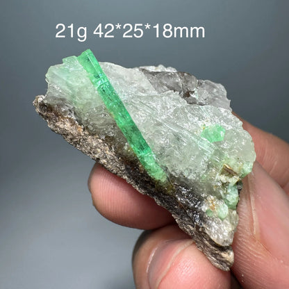 Natürliches Smaragd-Mineralienexemplar + heilende Quarzkristalle und Steine, Felsen, Edelstein