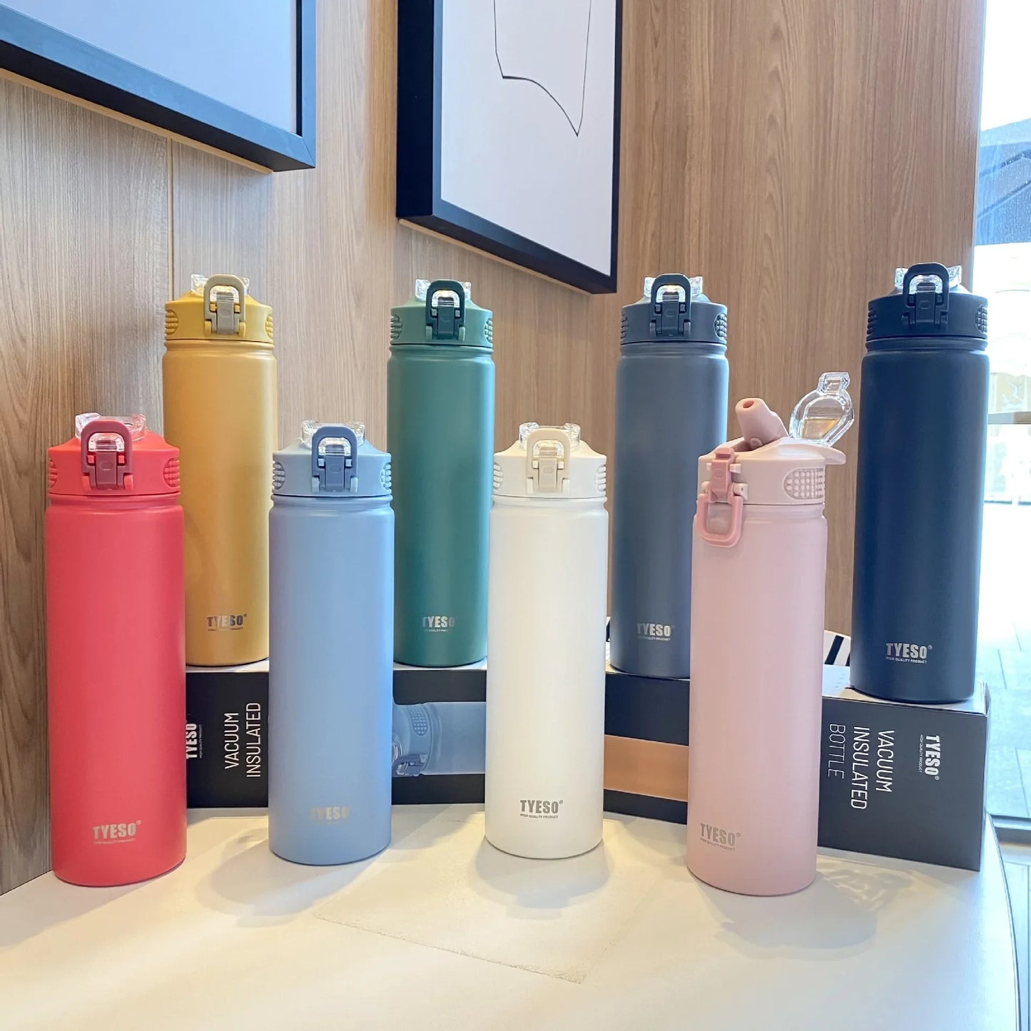 TYESO 600/750ML Thermosflasche mit Strohhalm Edelstahl Auto Thermobecher Sport Wasserflaschen Hält Kalt und Warm Thermobeker